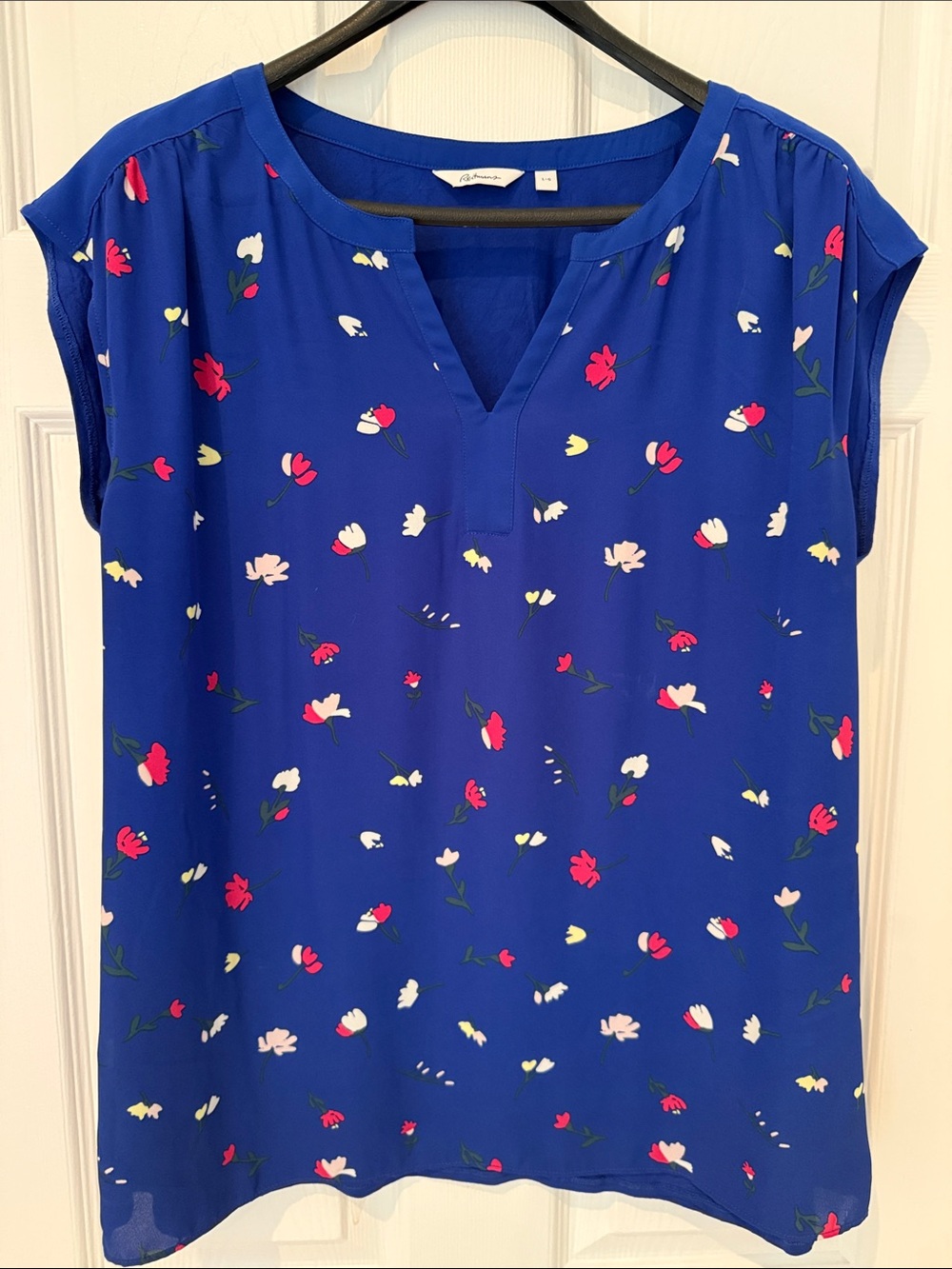 Reitmans mixed- media Royal Blue Floral Split-Neck Cap Sleeve Blouse, Size: L